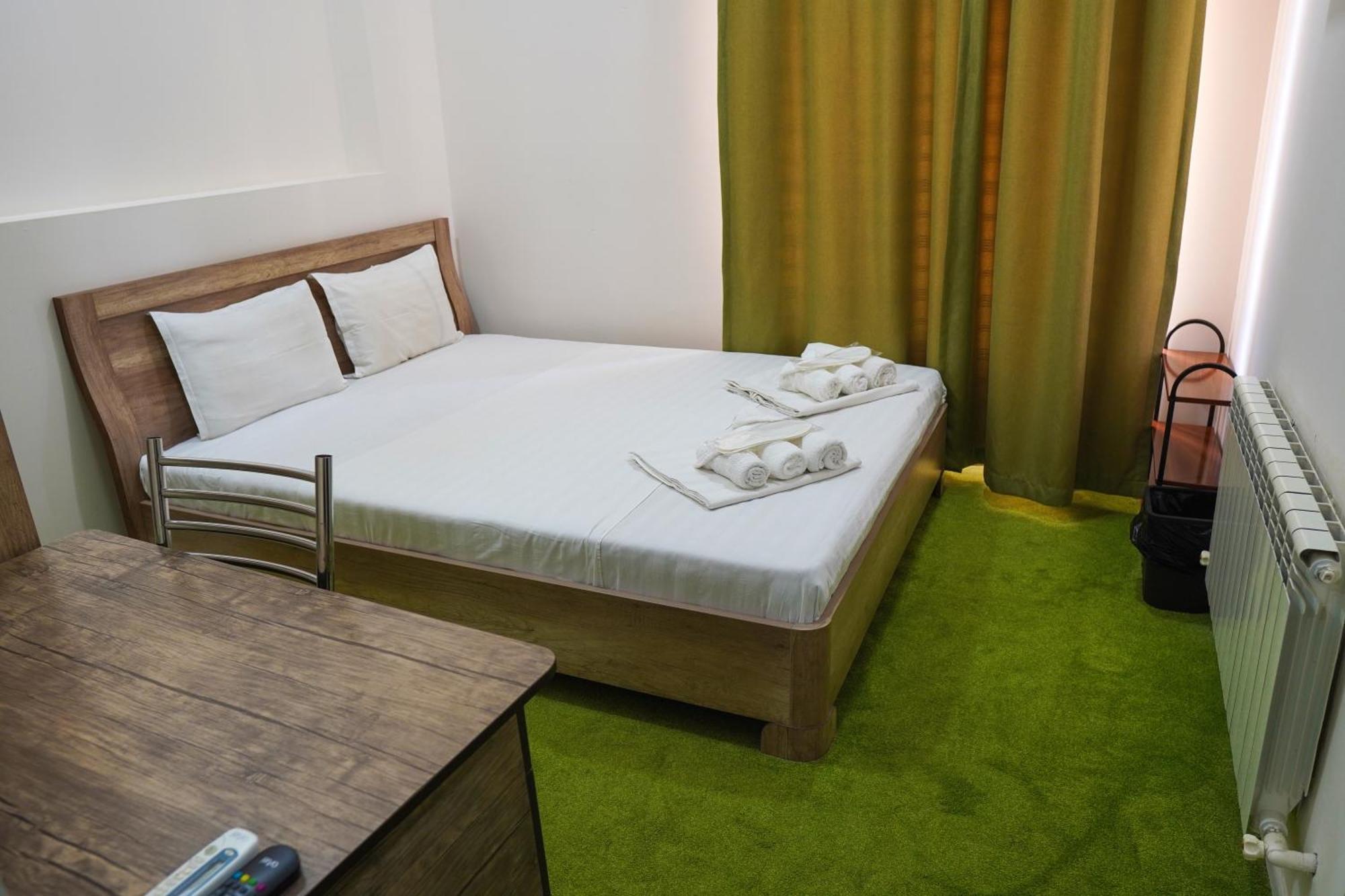 Chinor Garden Hotel Tasjkent Buitenkant foto