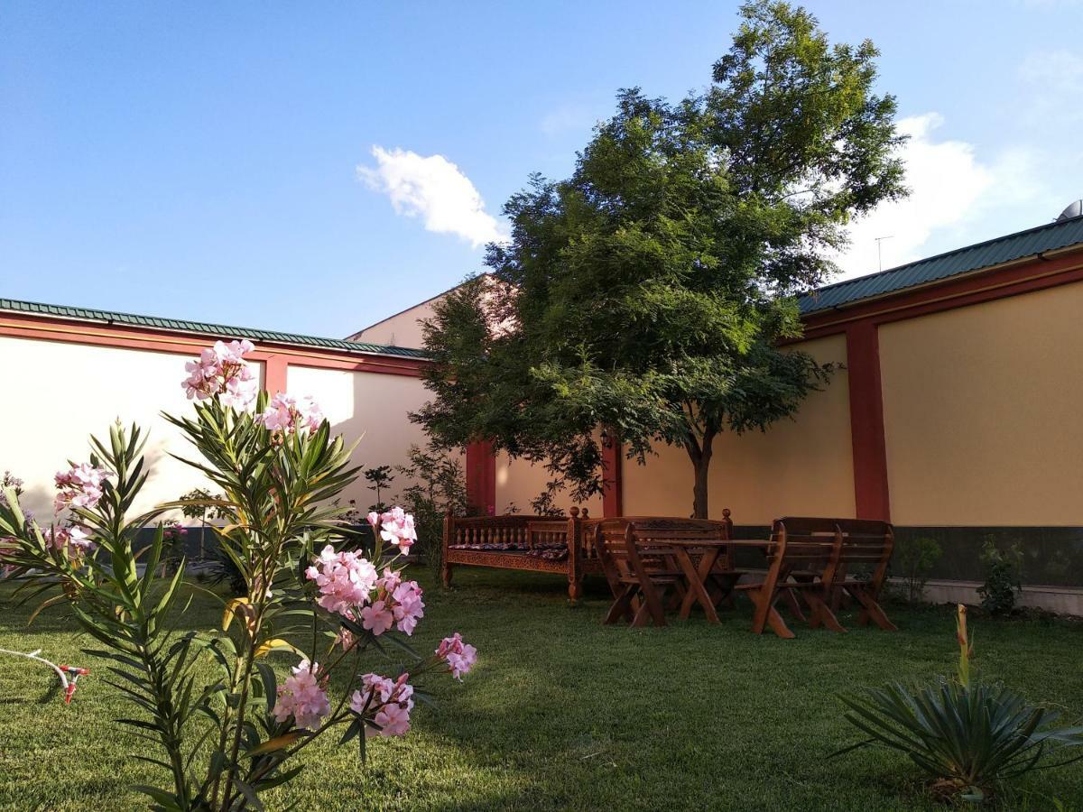 Chinor Garden Hotel Tasjkent Buitenkant foto