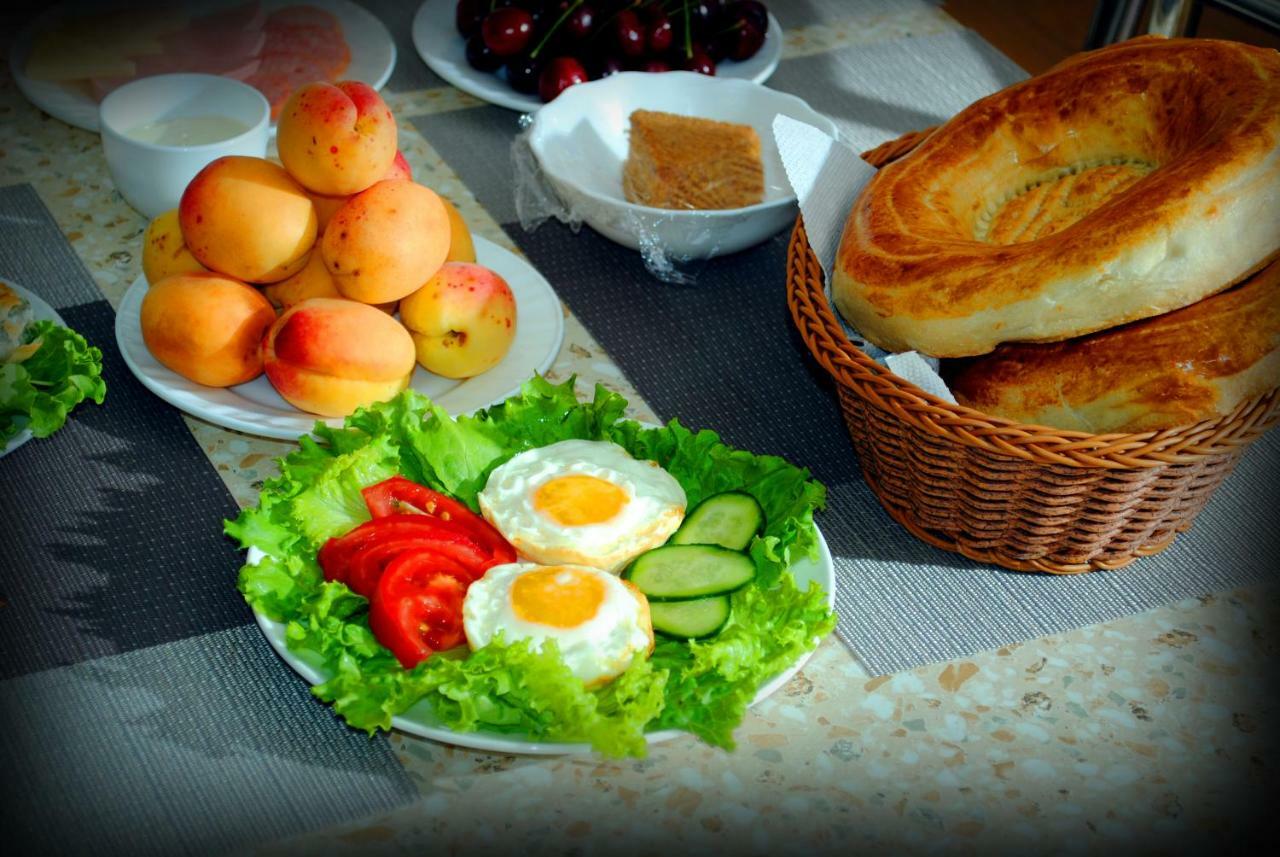 Chinor Garden Hotel Tasjkent Buitenkant foto